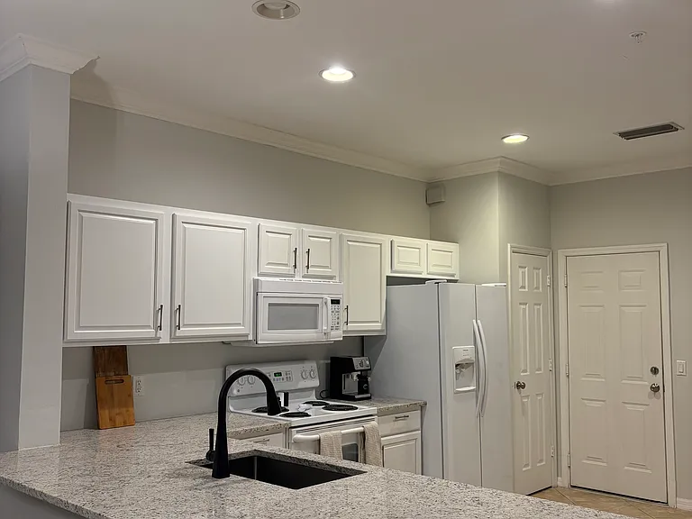 960 Hampton Cir — Photo 3