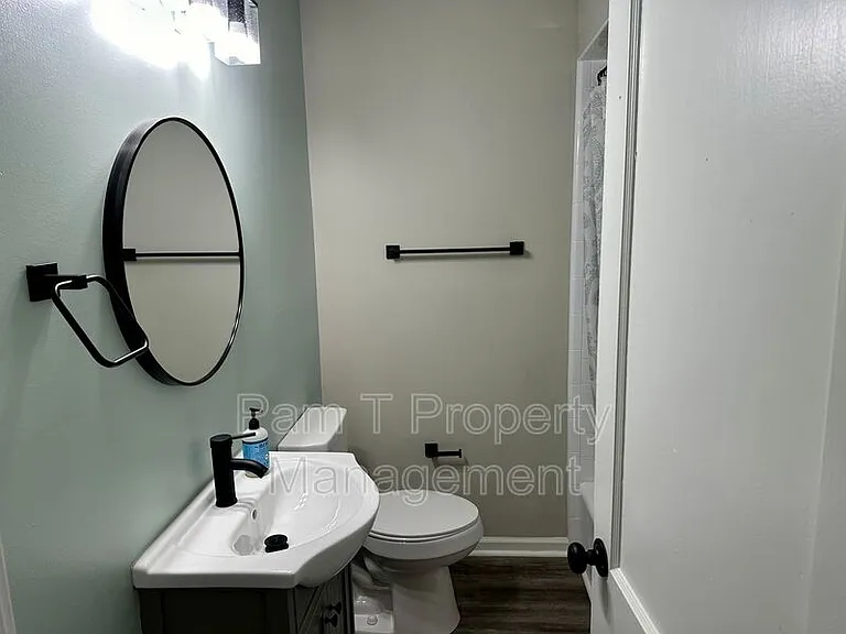 2411 E 39th St — Photo 18