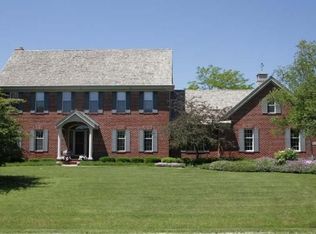 10517 N Manor Cir, Mequon, WI 53092