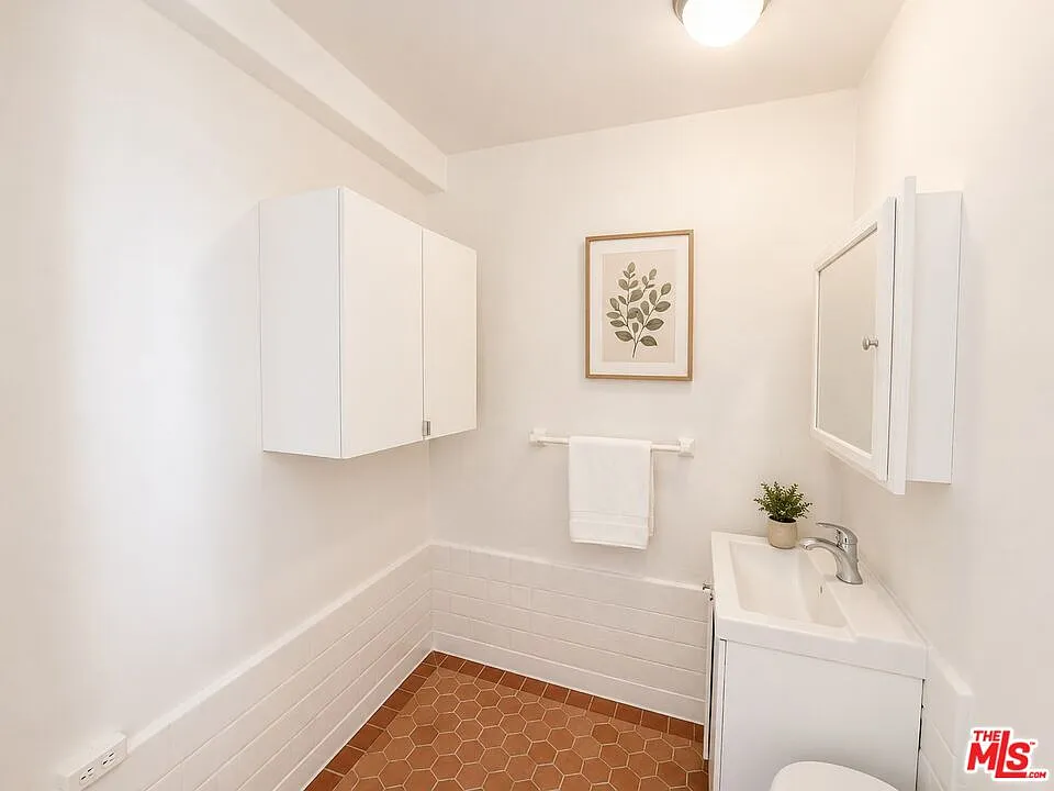 Studio, 1.0 bath, 250 sqft, $1,100 — Photo 3