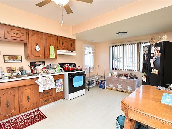 4th image of 142 Young St