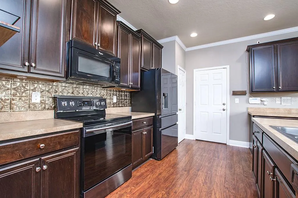 2 bed, 2.5 bath, 1360 sqft, $2,300 — Photo 3