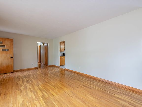 4th image of 831 Van Buren St