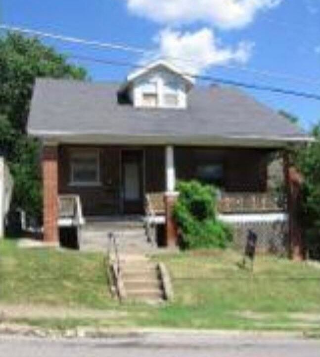 1st image of 207 Manila St