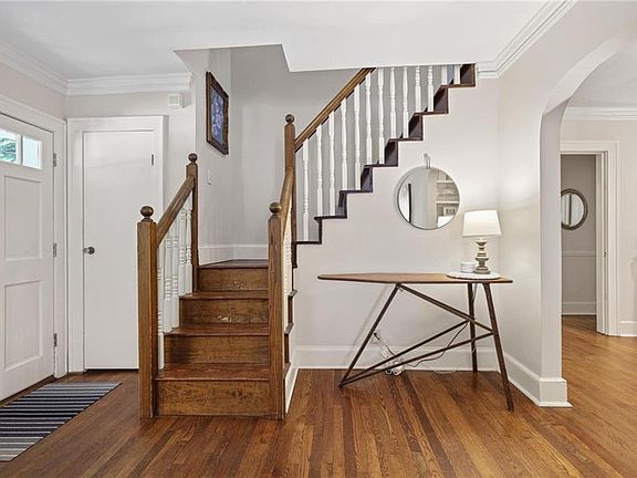 5th image of 843 Kings Ct NE