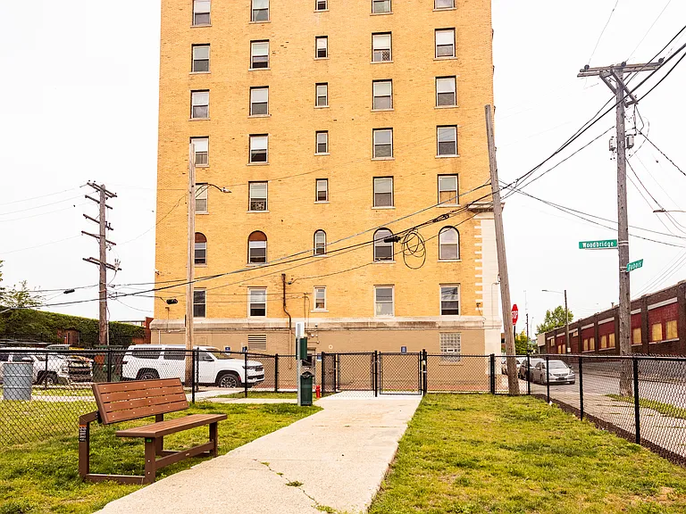 Pasadena Apartments — Photo 40