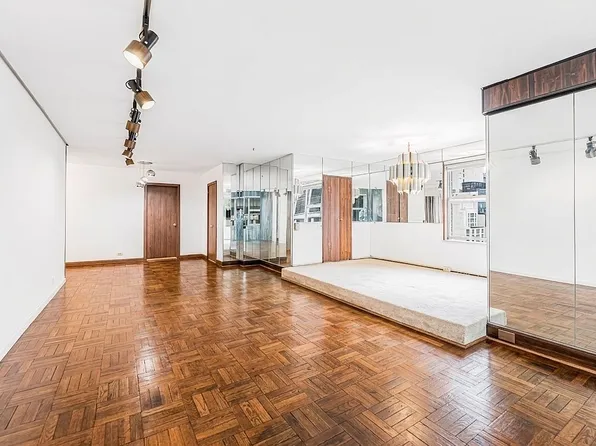 77 W 55th St APT 17B, New York, NY 10019