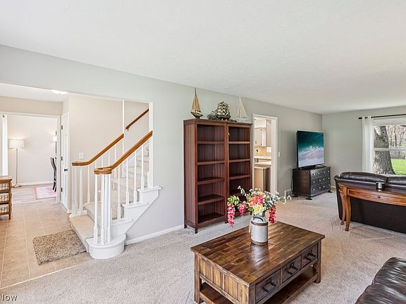 5th image of 264 Woodstock Dr