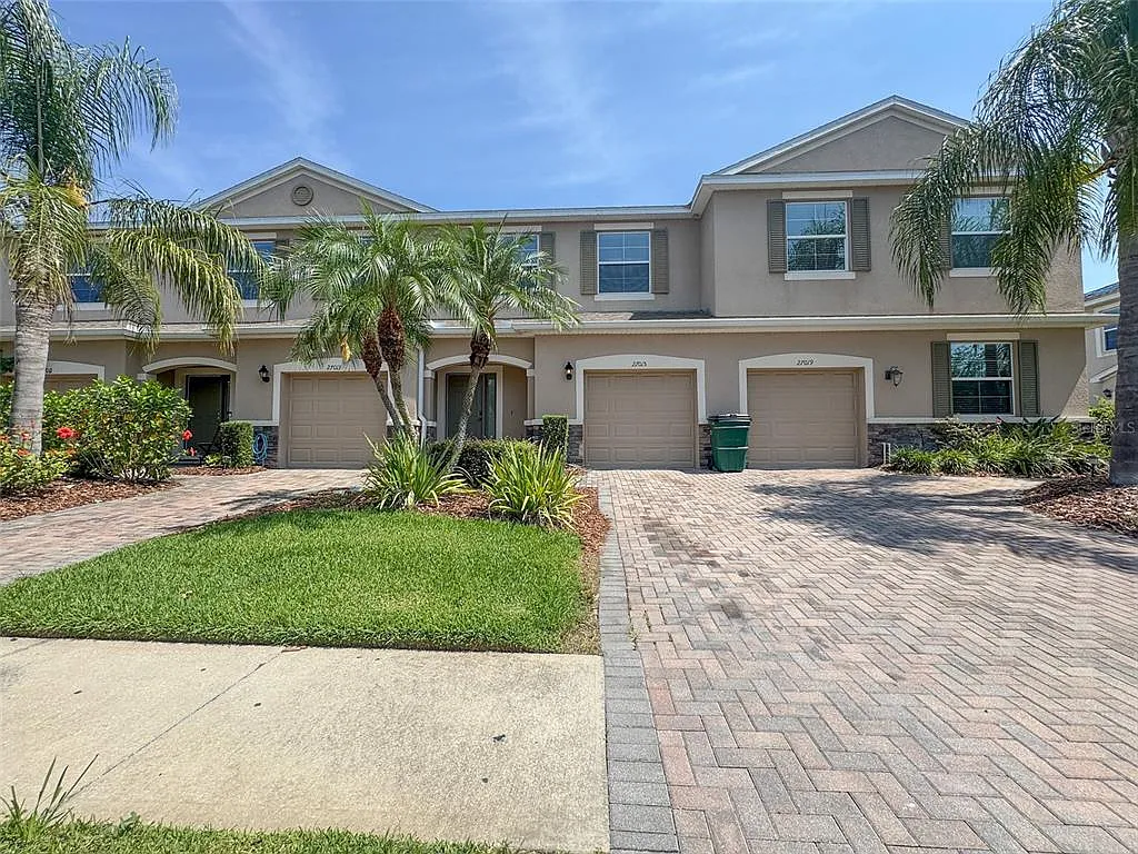 3 bed, 2.5 bath, 1689 sqft, $2,100 — Photo 2