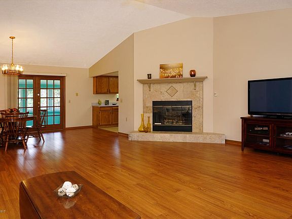 3rd image of 6825 Sandhill Dr