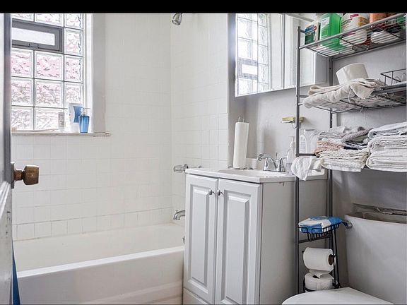 3rd image of 1538 W 70th St #1