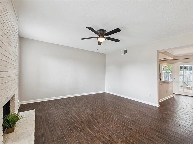1428 Silverpines Rd #428 — Photo 3