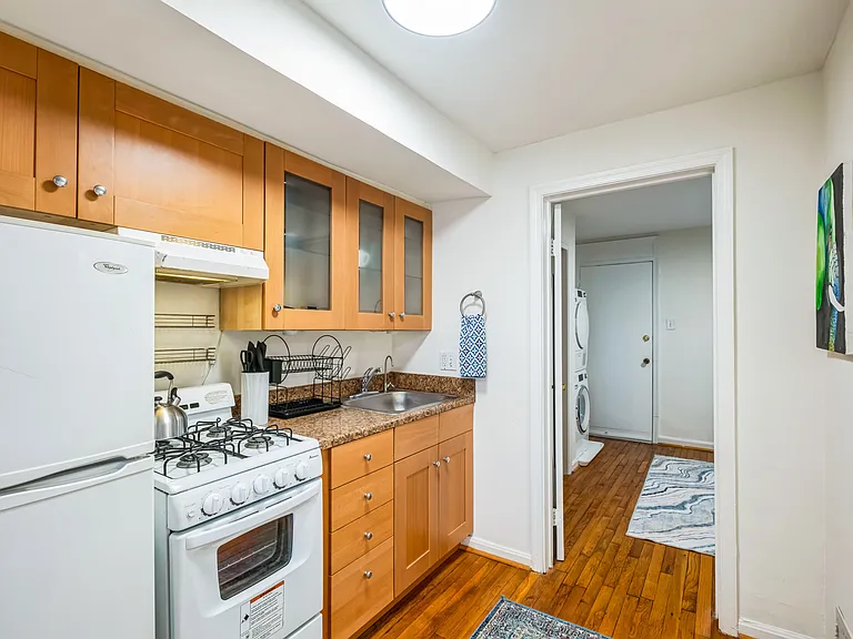 605 E St SE #B — Photo 2