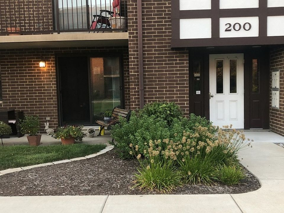 1st image of 915 N York St APT 201