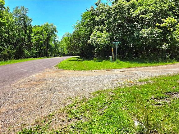 5th image of 1 Shady Hollow Dr