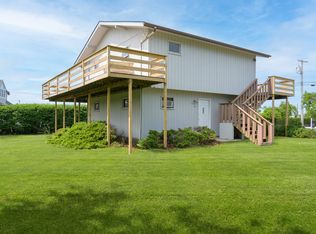 83 Foster Ave, Hampton Bays, NY 11946