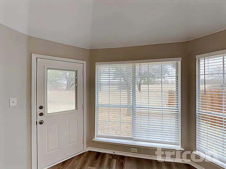 1013 Kingsley Dr — Photo 9