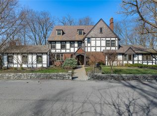 31 Walnut Ln, Oakwood, OH 45419