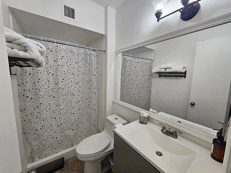 712 N Santa Barbara #1 — Photo 14