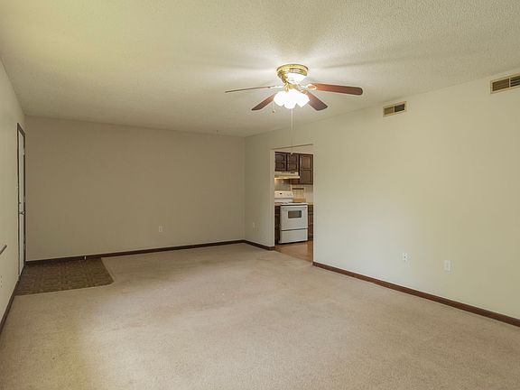 5th image of 613-615 Pear Tree Cir