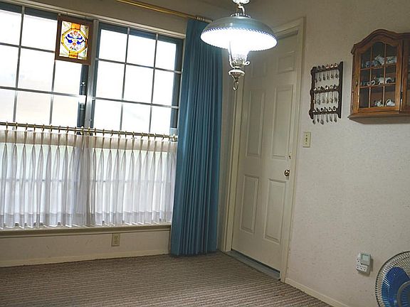 Light and bright breakfast area over looking the courtyard.