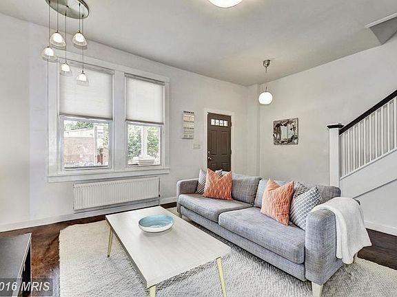 Living Room (2 of 2)