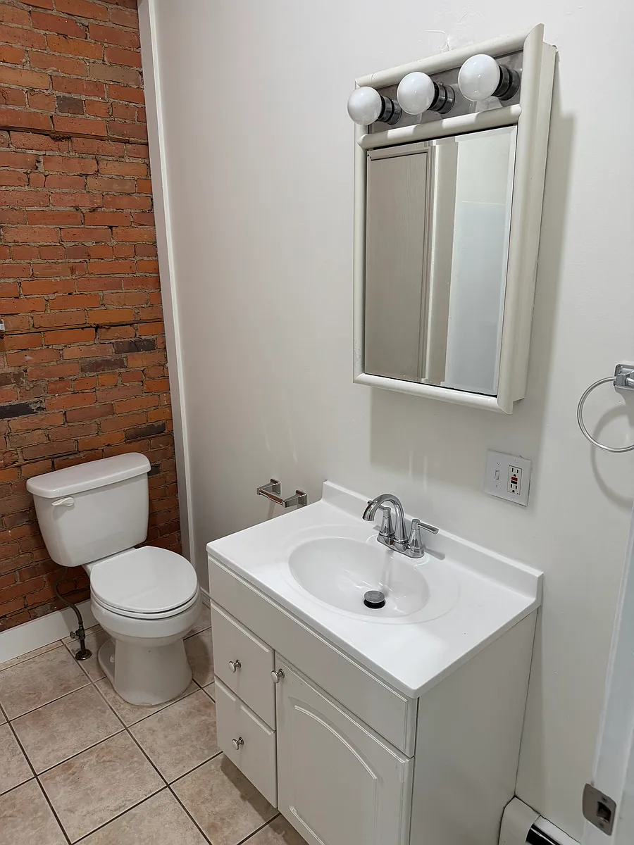 Building Photo - 207-209 Monroe Ave #2