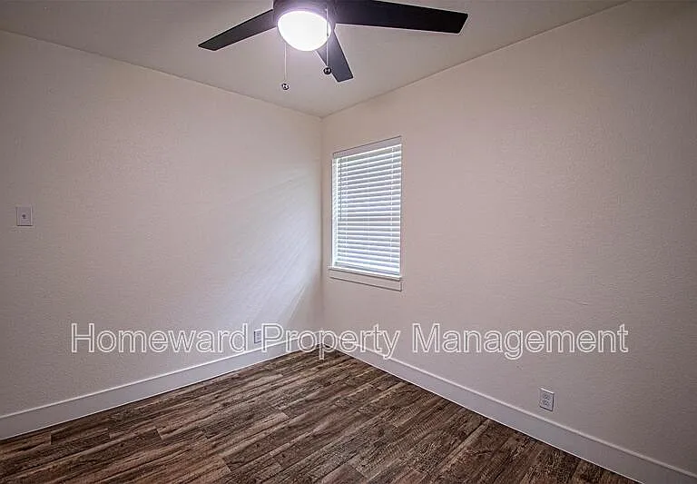 551 E Burks St — Photo 17