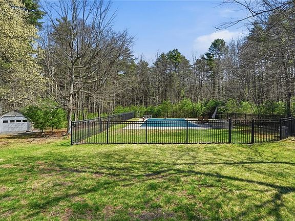 4th image of 564 Hopkins Hill Rd