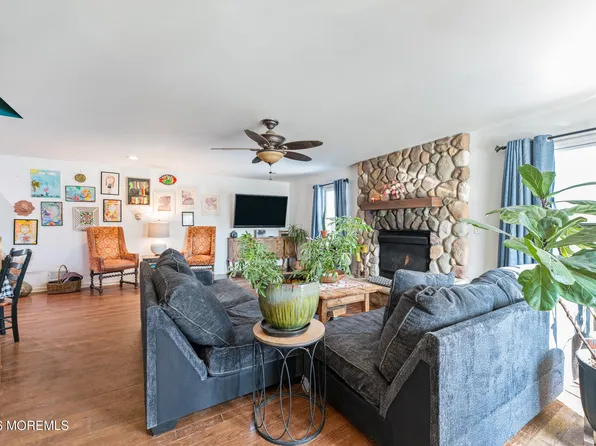 12 Thompson Avenue, Leonardo, NJ 07737