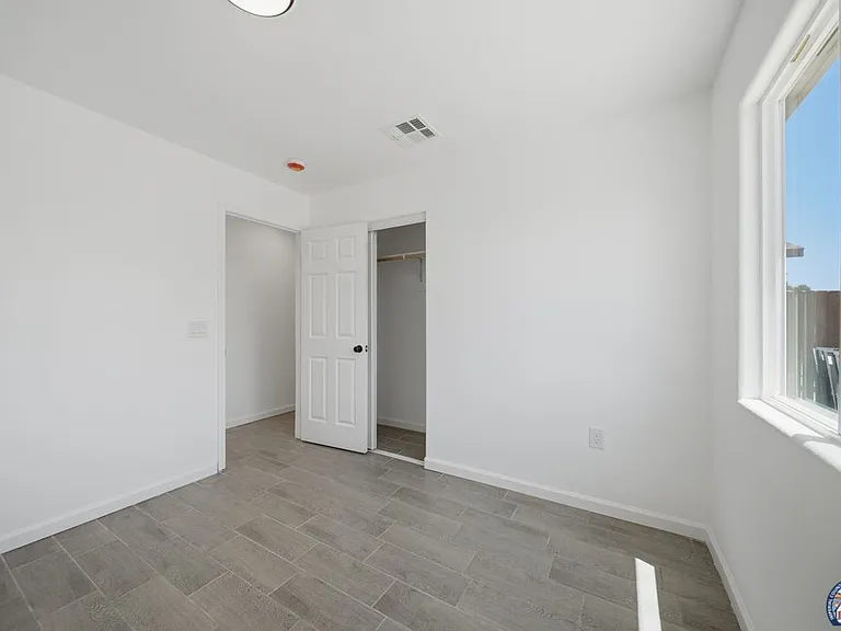 1077 Wozencraft St — Photo 17