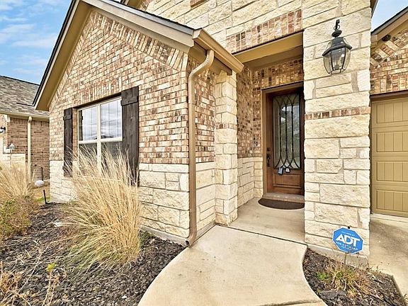 3rd image of 913 Zacarias Dr