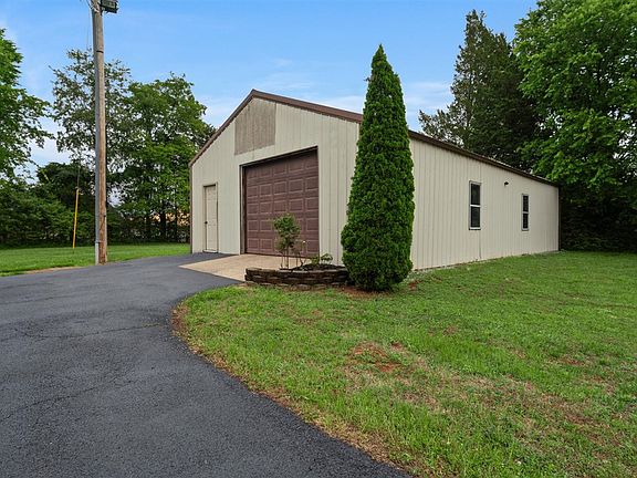 3rd image of 640 Moorman Ln