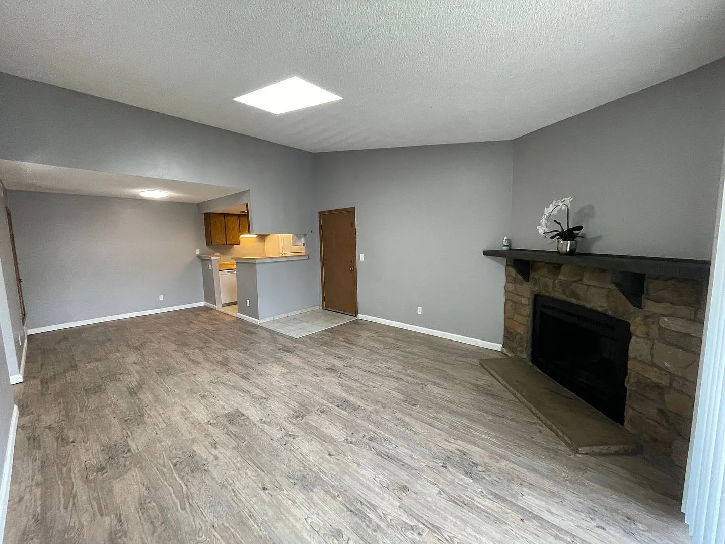 Perfect 1 Bedroom Condo 5 min from Cherry Creek Reservoir. Water and Trash Included — Photo 2