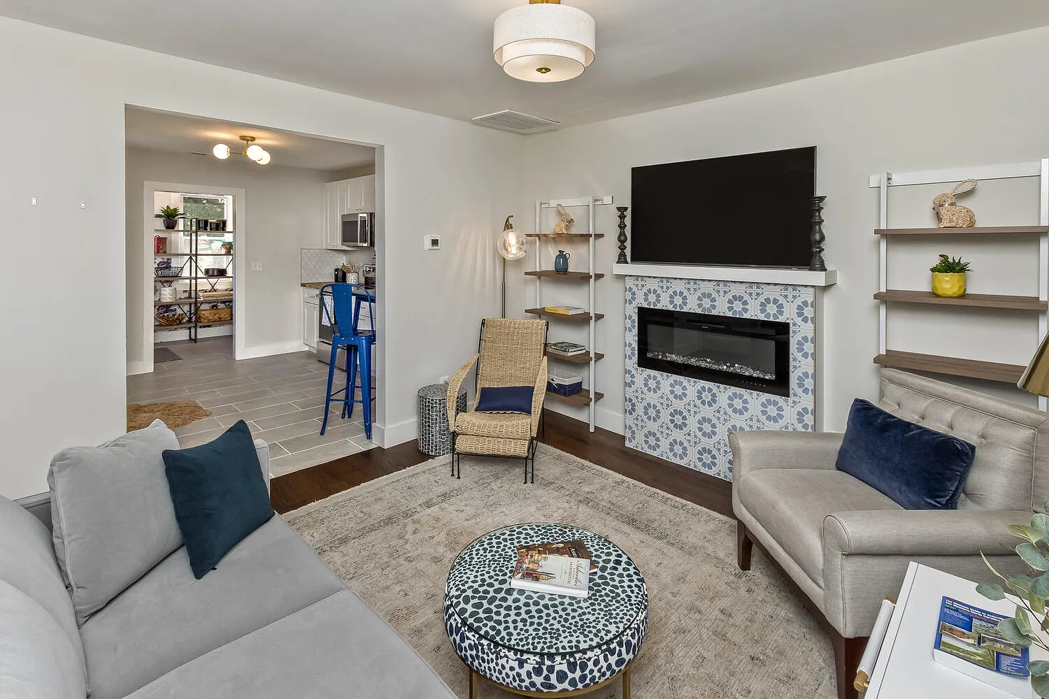 2 bed, 700 sqft, $2,200 — Photo 4