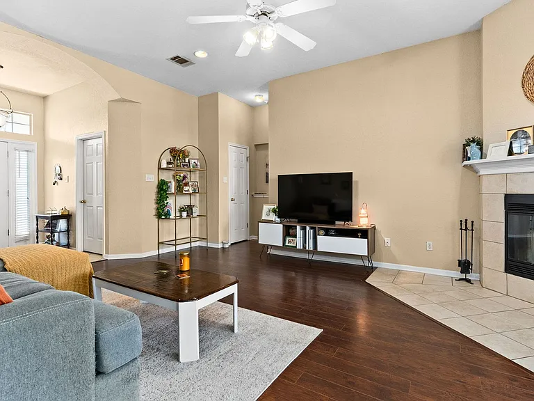804 Woodhollow Dr — Photo 4
