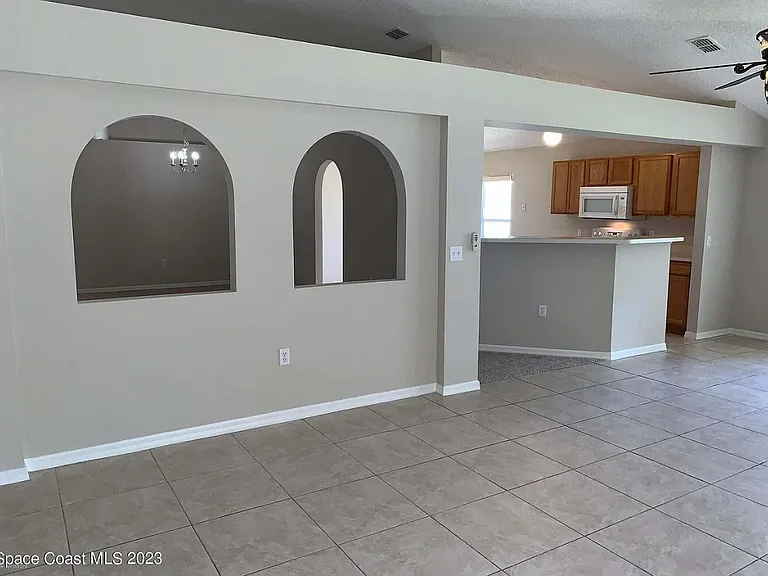1736 La Maderia Dr SW — Photo 3