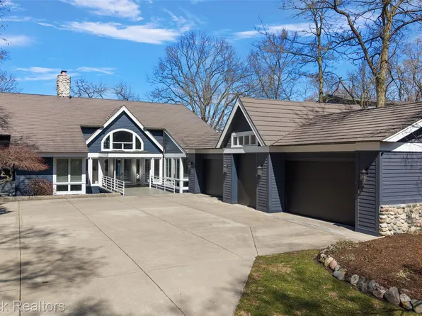 850 Lake Angelus Shrs, Lake Angelus, MI 48326