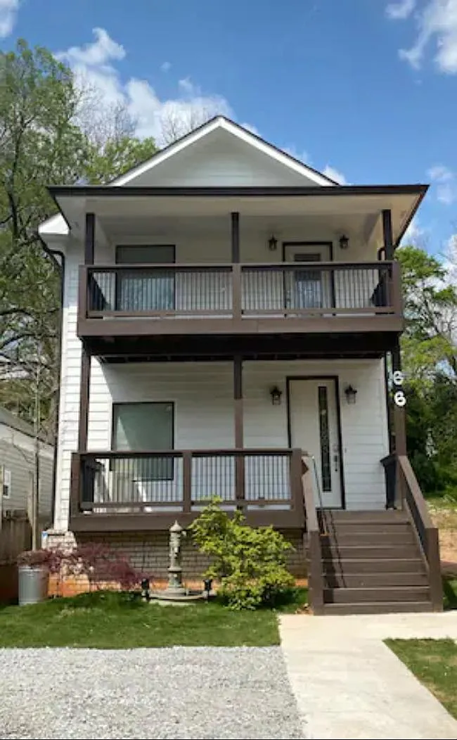 1 bed, 2000 sqft, $1,400 — Photo 1