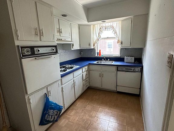 5th image of 2440 Cedar Ln