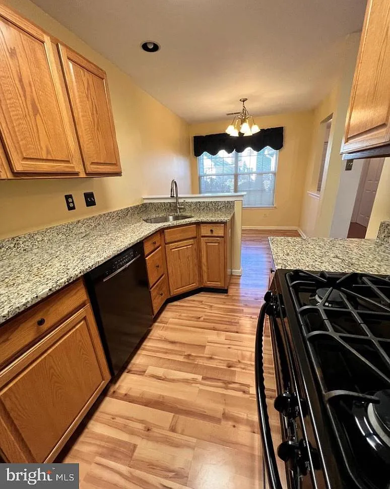 2 bed, 2.5 bath, 1300 sqft, $2,750 — Photo 4