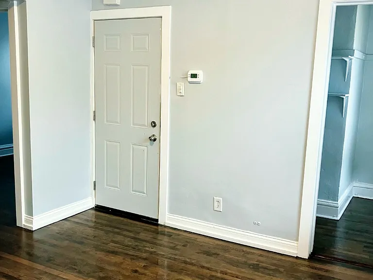 1633 N Artesian Ave #2R — Photo 3