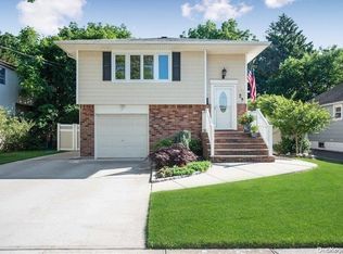 29 Beechwood St, Farmingdale, NY 11735