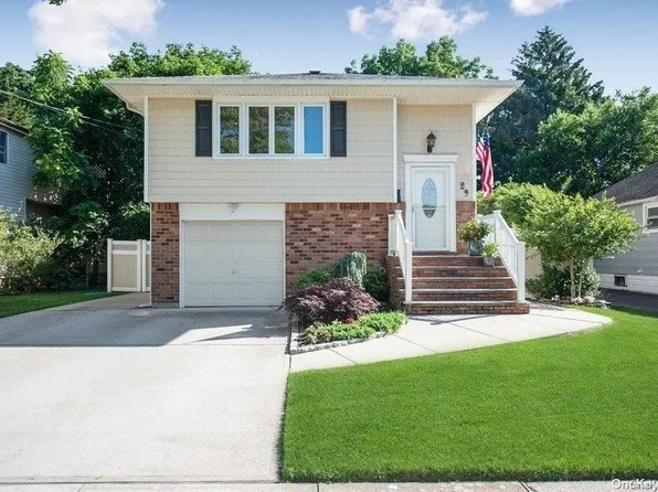 29 Beechwood Street, Farmingdale, NY 11735