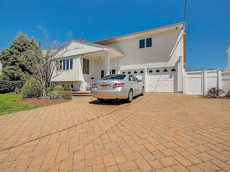 1st image of 3509 Daniel Cres