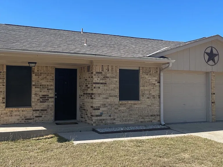 2301 Lago Trl — Photo 2