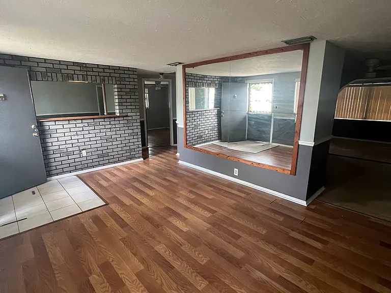 10819 Inglewood Ave — Photo 3