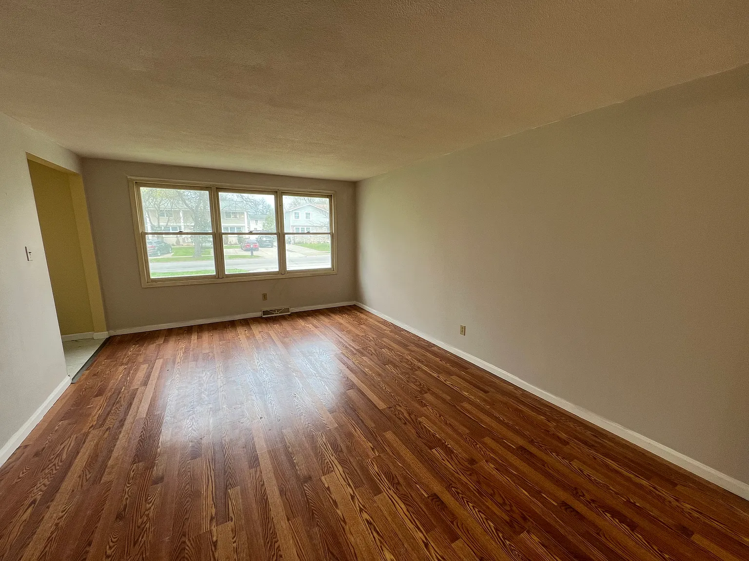 3 bed, 1.5 bath, 1300 sqft, $1,880 — Photo 2