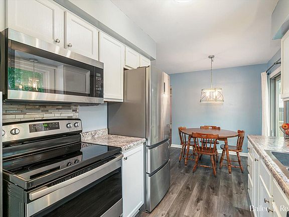 5th image of 4373 Carolyn St