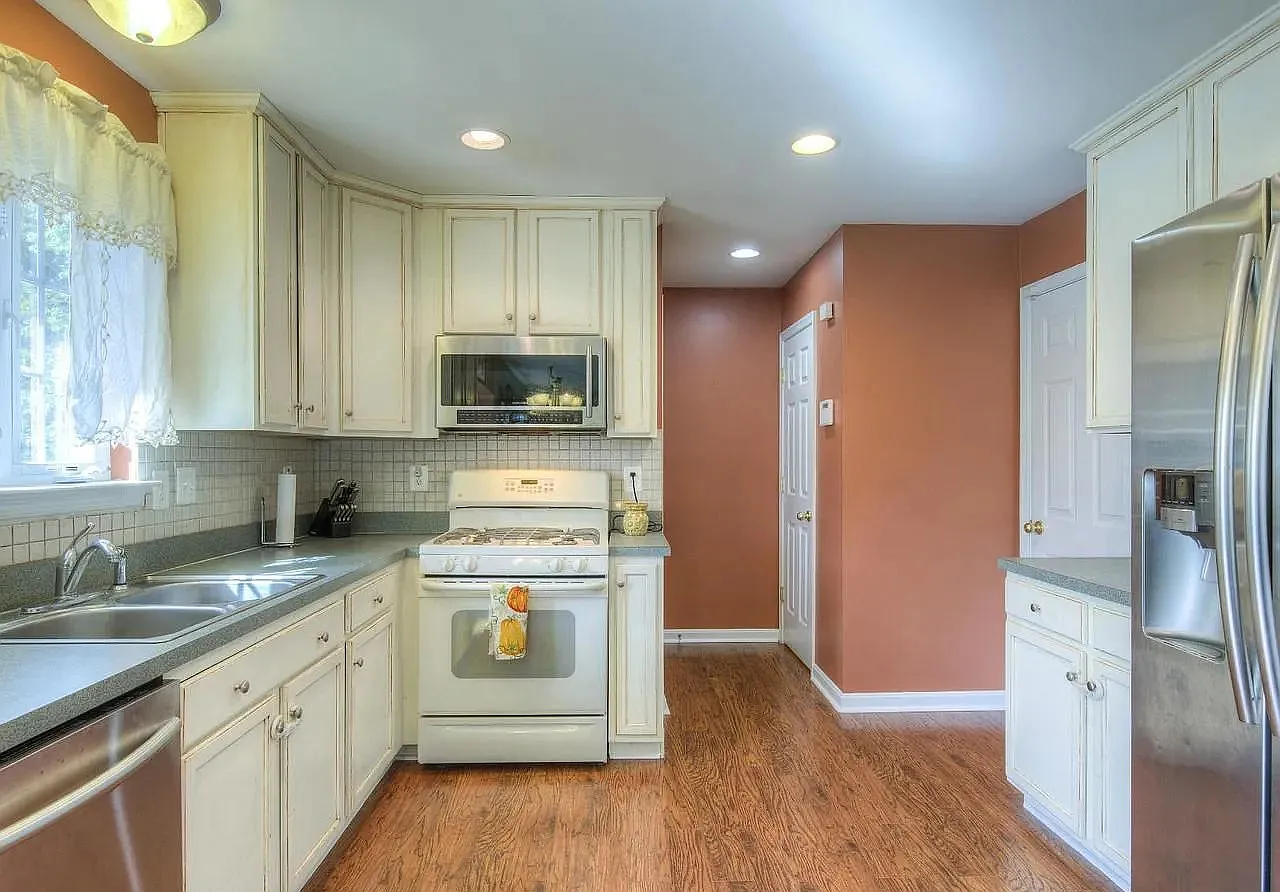 4 bed, 3.5 bath, 2836 sqft, $2,800 — Photo 3
